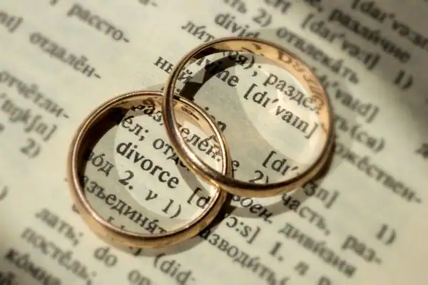Image of rings removed before divorce mediation Watford